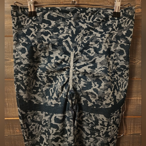 Halara Butt-Lifting Seamless Leggings - Picture 5 of 5